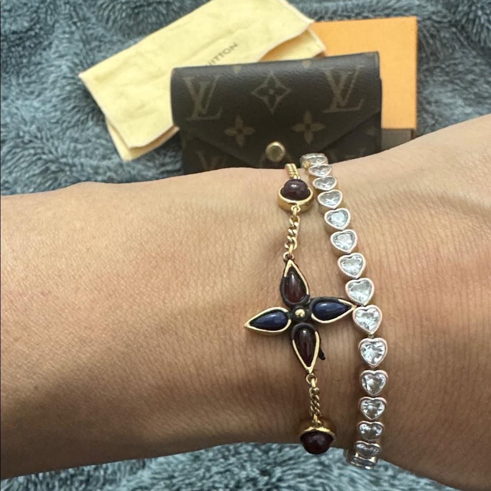Gold-Tone Metal & Resin
Adjustable Lobster Clasp Closure
Includes Jewelry Pouch